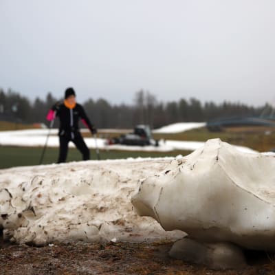Hiihtäjä Ounasvaaran hiihtokeskuksessa ensilumen ladulla Rovaniemellä.