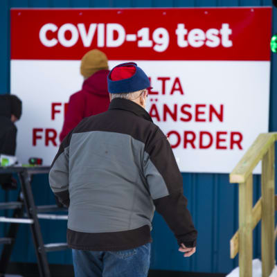 Matti Piessa menossa koronatestiin