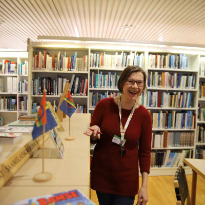 Tiina Mäntylä saamelaisen erikoiskirjaston hoitaja. 