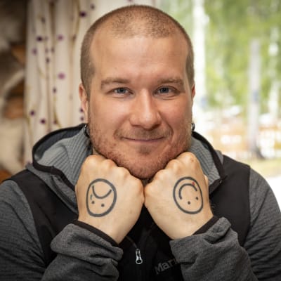 Tero Mäkinen ja hymynaama-tatuoinnit