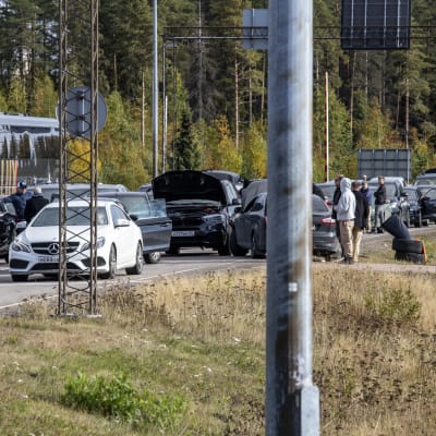 Saapuvaa liikennettä Vaalimaan raja-asemalla. Autojen joukossa yksi auto rikkoutunut.