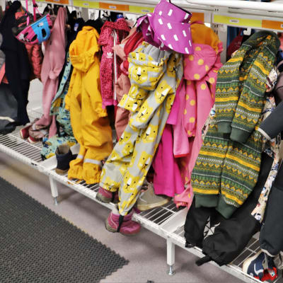 Barnens ytterkläder hänger i garderoben i S:t Karins svenska daghem.