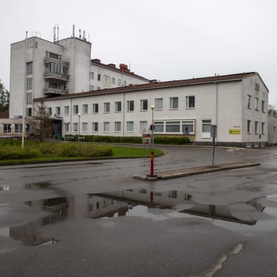 Pohjois-Kymen sairaala ulkoa nähtynä, parkkipaikka tyhjä autoista.