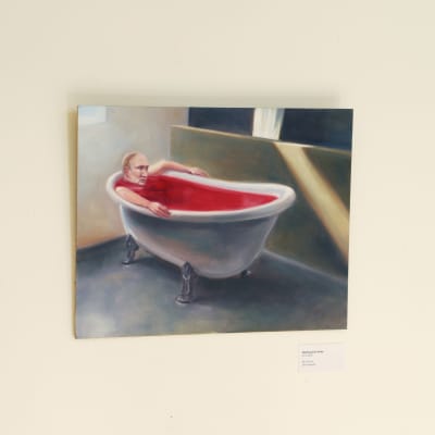 En tavla som föreställer Putin i ett badkar fyllt med blod. 