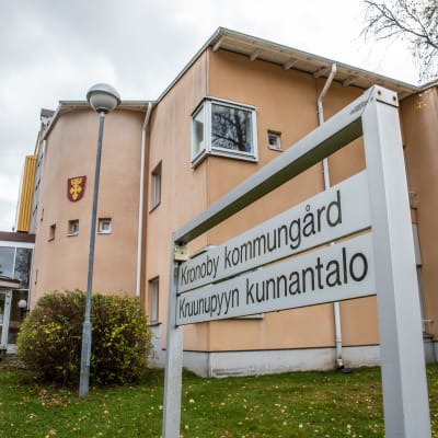 Kruunupyyn kunnantalon julkisivu.
