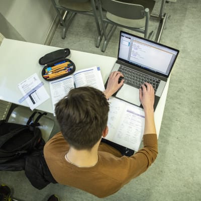 Opiskelija opiskelemassa matematiikkaa Kuopion Lyseon lukiossa