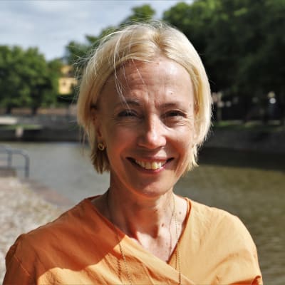 Liliane Kjellman, direktör för den svenska servicen inom sektorn för fostran och undervisning i Åbo, vid åkanten i Åbo. 