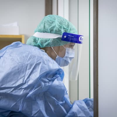 Hoitaja ottaa koronatestiä asiakkaalta Kuopiossa