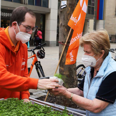 Det ekologiska partiet ÖDP delar ut kryddväxter till möjliga väljare