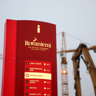 Rovaniemen opastevalopylväs taustalla nostokurki