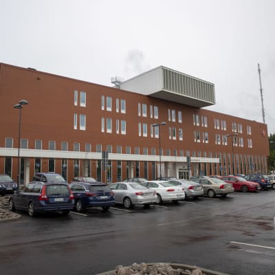 Ratamo-sairaalan parkkipaikalla paljon autoja