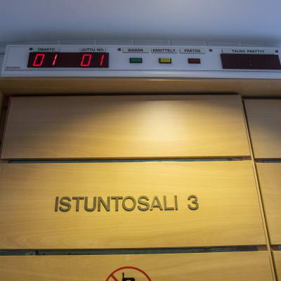istuntosalin ovi, Pohjois-Savon käräjäoikeudessa