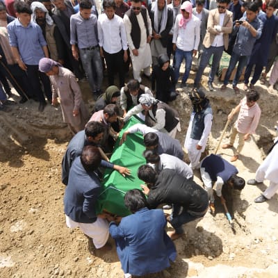 Massbegravning av studenter som dödades i skola i Kabul 