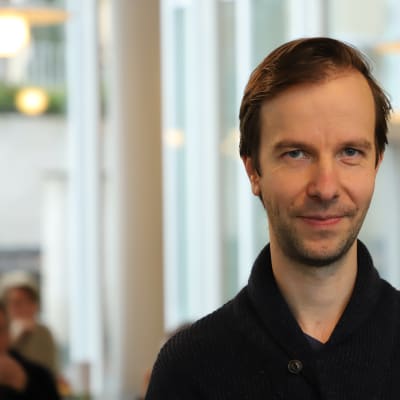 En man i svart tröja. 