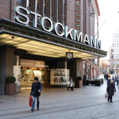 Huvudingången till Stockmanns varuhus i Helsingfors.