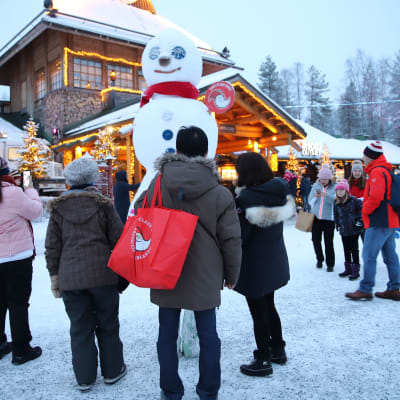 turisteja Joulupukin Pajakylässä Rovaniemellä joulukuussa 2019