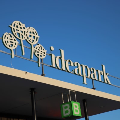 Reklamskylt uppe på ett tak, Ideapark. Finns i Seinäjoki.