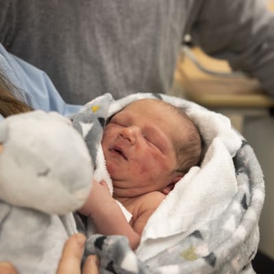 Ensimmäinen vauva syntynyt Kainuun uudessa keskussairaalassa.