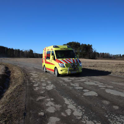 Kanta-Hämeen pelastuslaitoksen ambulanssi huonokuntoisella tiellä Hämeenlinnan Tuuloksessa.