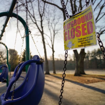 En lekplats invid en skola i Connecticut, USA, står tom efter att skolan stängts efter coronavirusutbrottet.