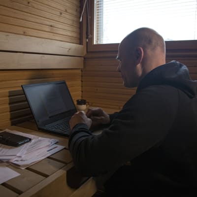 Teemu Takalo työskentelee saunassaan.