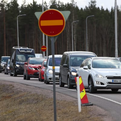 poliisi valvoo Uudenmaan rajaa kiirastorstaina 2020