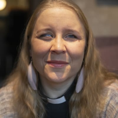 Hannele Juutinen istuu olohuoneessaan