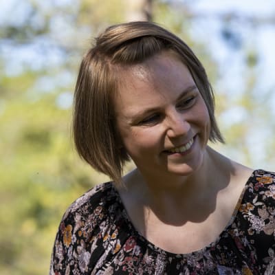 Karoliina Kuvaja henkilökuvassa.