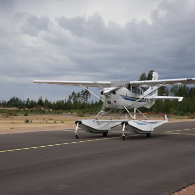 Cessna T206H lentokone Pyhtään lentokentällä.