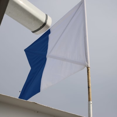 Sukeltajan lippu Kymenlaakson pelastuslaitoksen veneessä.