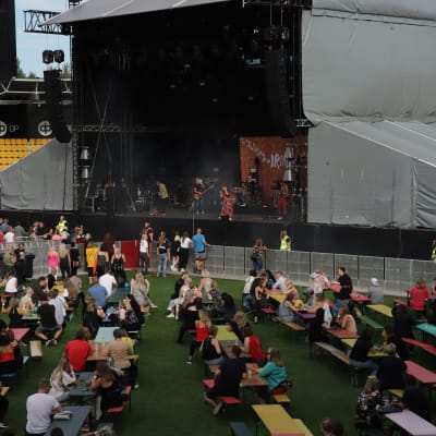 Irina esiintymässä Seinäjoen jalkapallostadionilla
