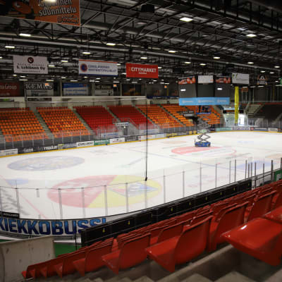 Kouvolan jäähallissa KooKoon jääkiekkokaukalo.