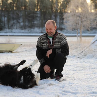 Juha Feodoroff koiransa kanssa Sevettijärvellä