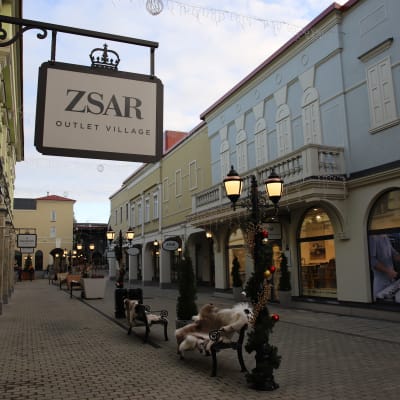 Zsar Outlet Village -kauppakeskus Virolahdella Vaalimaalla. 