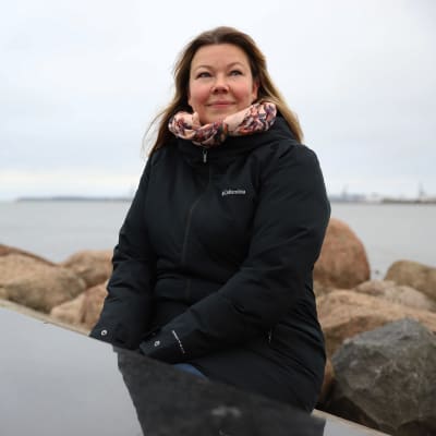 Sanna Lönnfors Kotkassa Katariinan meripuistossa.