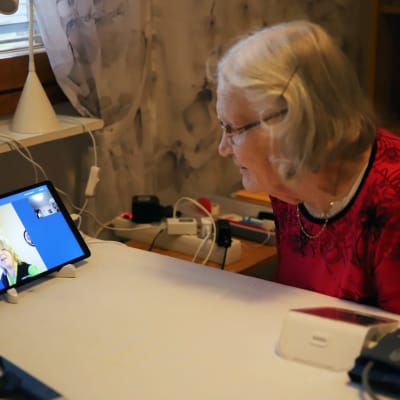 Kaija Ojala puhumassa videopuhelun välityksellä kodissaan.