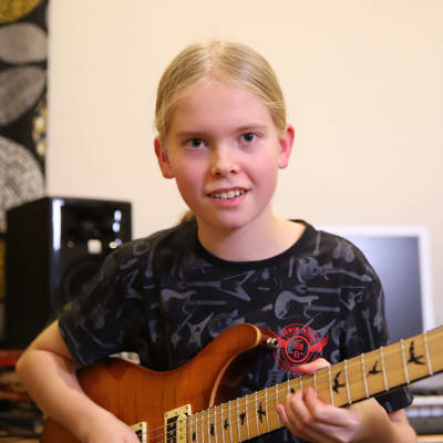 Juho Ranta-Maunus soittaa kitaraa kotistudiossaan.