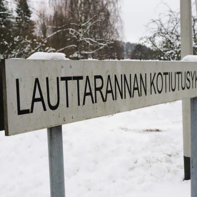 Lauttarannan kotiutusyksikkö -kyltti Kuusankoskella.