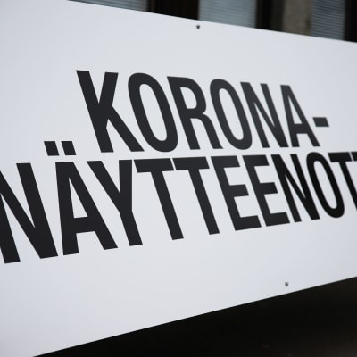 Koronantestausasema Marjoniemen terveysasemalla Kouvolassa.