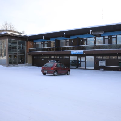 Padasjoen uimahallirakennus ulkoa päin kuvattuna, talvi