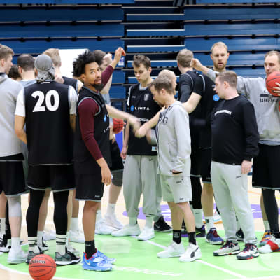 Lahti Basketball joukkue harjoituksissa, päävalmentaja PIeti Poikola joukkueen keskellä