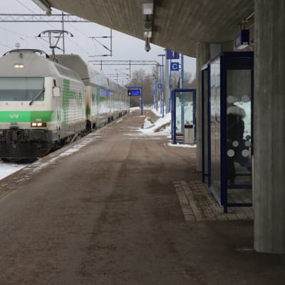 VR:n juna saapumassa Kouvolan rautatieasemalle.