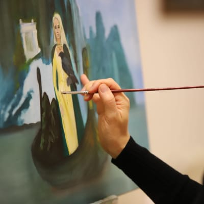 Olga Kaigorodtceva maalaamassa Repin-instituutissa Kotkassa.
