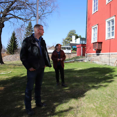 Jari Vesanen ja Taina Hautamäki Kosolan talon takapihalla. 