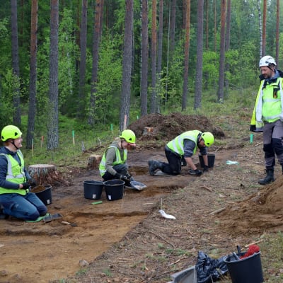 Arkeologisia kaivauksia tehdään nelostien varrella Hartolassa. Arkeologi Teemu Tiainen kuvassa oikealla.