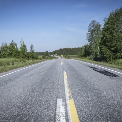 Paikattua asfalttitietä Kuortaneella. 
