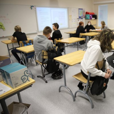 Elever i sjunde klass i Helilän koulu sitter i ett klassrum.