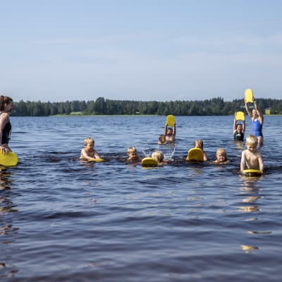 Lapsia uintikoulussa Maaningalla Kuopiossa.