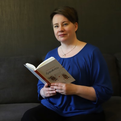 Kirjailija Henna Mäkelin pitelemässä Syöpäkortti -kirjaansa.