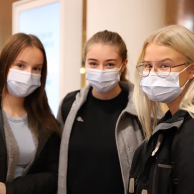 Katri Mure, Roosa Mäkelä ja Henna Karsikas opiskelevat opettajaksi Lapin yliopistossa